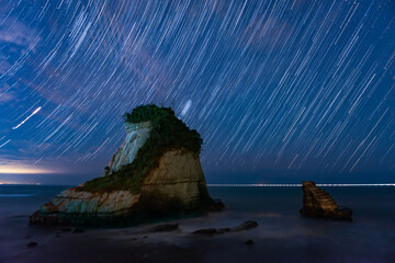 千葉県津々ヶ浦　夫婦岩(雀島)と星の軌跡
