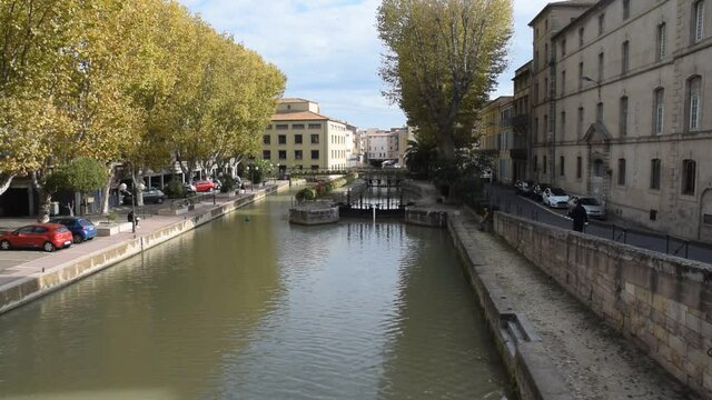 Narbonne, Aude, Languedoc, Occitanie : &eacute;cluse du canal de la Robine, en centre-ville.