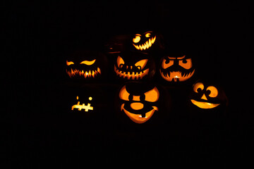 Viele Kürbisse zu Halloween im Dunkeln Nachts mit Kerzen beleuchtet