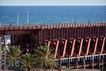 Detalles de la estructura de acero del antiguo muelle de mineral del puerto de Almería
