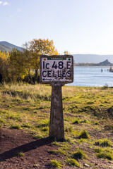 Ancien panneau de signalisation indiquant le village abandonn&eacute; de Celles, sur les bords du Lac du Salagou (Occitanie, France)