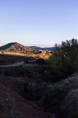 Vue sur le village abandonné de Celles, sur les bords du Lac du Salagou, au coucher du soleil (Occitanie, France)