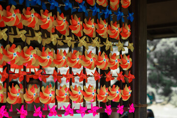 色とりどりのかざぐるまのイメージ（文京区六義園）