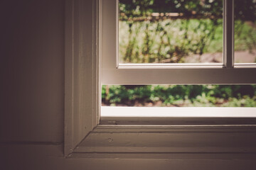 白い窓と暗い部屋