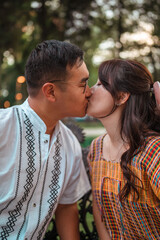 Obraz premium beautiful couple in love looking at each other