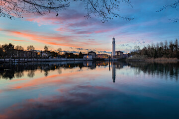 Chiesa di Casier al tramonto, riflessa nel fiume Sile lungo la restera, Treviso, Italia