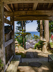 能登半島の自然　古い寺の山門から見える風景