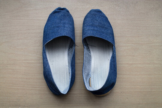 Un par de sandalias azules sobre madera.