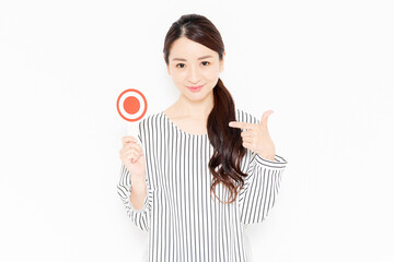 OKのポーズをするカジュアルな服装の女性