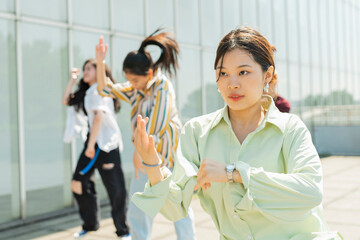 Fototapeta premium 仲間とダンスをする女性