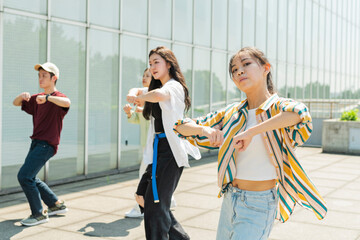 仲間とダンスをする女性