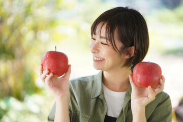 りんごを持つ女性