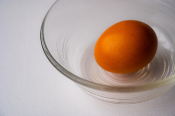 たまご, 卵, タマゴ, 殻, 皿, １つ, １, 1個, さら, 白, 背景, 宣伝, キレイ, 綺麗, オシャレ, おしゃれ, お洒落, 太陽光, 光, 日差し, 自然光, 明るい, 影, 立体的, 優しい, 鶏卵, ニワトリ, 鶏, けいらん, 生, なま, ナマタマゴ, 殻付き, から, カラ, 赤い, 赤, 茶色, 茶, 1, １個, 1つ, 広告, テキスト, テキストスペース, アッ