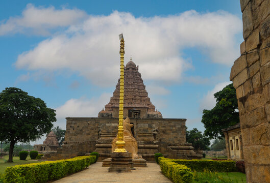 The golden totem in front of the Shiva temple. Adi Kumbeswarar Temple, Kumbakonam is a Hindu temple dedicated to the deity Shiva. Tamil Nadu, India.