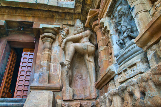 Carvings on the wall of the Shiva temple. Adi Kumbeswarar Temple, Kumbakonam is a Hindu temple dedicated to the deity Shiva. Tamil Nadu, India.