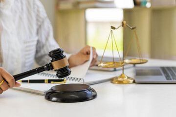 The prosecutor's office or attorney provides legal advice for use in business and leasing. Consultation on how to fight a case with hammers and scales in front.
