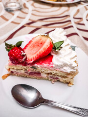 Gâteau au fraise sur une assiette blanche