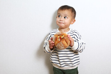 パンを食べているかわいい男の子。