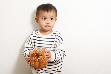 パンを食べているかわいい男の子。