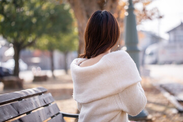 背中の空いたニットを着る女性　
女性の後ろ姿
女性のうなじ