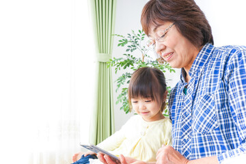 おばあちゃんとスマホを使う子供