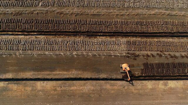 The excavator digs peat. In a peat bog.