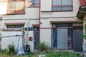 古い２階建てのアパート　東京、新宿5丁目、6丁目の街の風景　靖国通りを一歩奥に入れば、時間が止まったかのような昭和時代の古い街並みが現れる。細い道の奥に時代を感じるアパートや家が建ち並ぶ。古き良き下町の新宿が残っている。