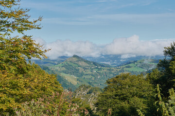 Pyrénées dans les nuages
