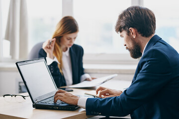 Obraz premium colleagues in the office in front of a laptop career network technologies