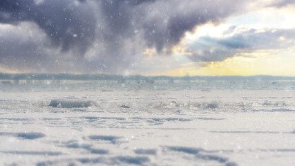 Fototapeta na wymiar Ein zugefrorener See im Winter bei Schneefall
