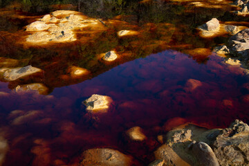 río tinto bajando por la mina 