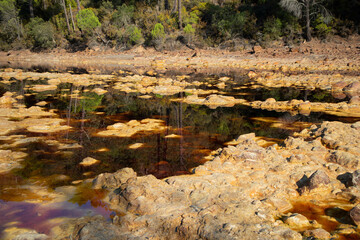 río tinto bajando por la mina 