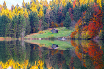Naklejka premium Amazing mountain pond on the Geroldsee lake (Wagenbrüchsee), in the background overlooking the Alpspitz and Zugspitz mountains at sunset, Garmisch-Partenkirchen, Bavaria