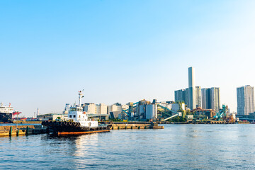 Naklejka premium 芝浦ふ頭の波止場に停泊した船と品川のビル群
