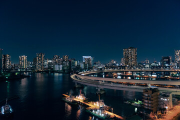 Obraz premium レインボーブリッジから臨むループ橋と品川の夜景