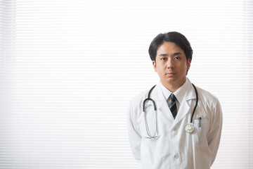 Fototapeta premium 白衣の医者、若い日本の男性医師