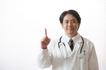 白衣の医者、笑顔の若い日本人男性医師