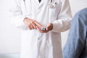 薬の説明をする医師の手元