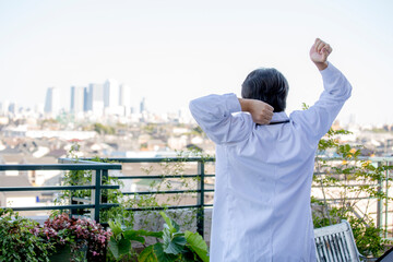 医師の後ろ姿、屋上で気分転換する日本人の若い男性医師