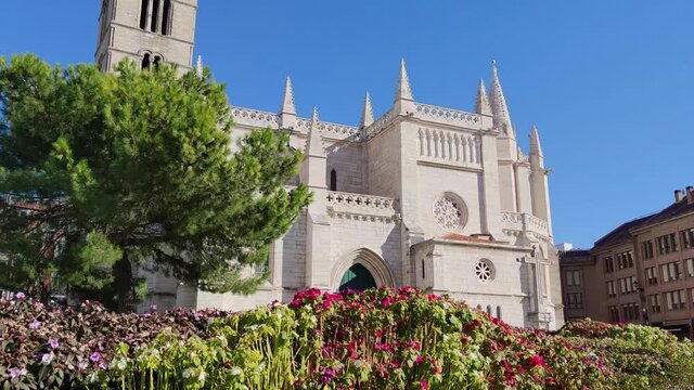 Iglesia de santa Mar&iacute;a la antigua de estilo g&oacute;tico isabelino y jardines en la ciudad de Valladolid