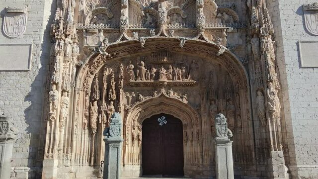 Majestuosa fachada de estilo gótico isabelino de la iglesia de San Pablo en la ciudad de Valladolid, España