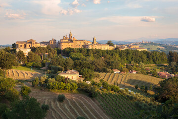 Corinaldo, Ancona. Panorama estivo del borgo nel contesto rurale con il Santuario Diocesano di Santa Maria Goretti.
