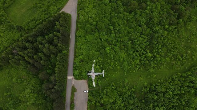 Flugzeugwrack im Wald. Milit&auml;rgel&auml;nde in Kroatien.