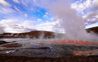 Colores y contrastes del Campo geotérmico Geiser del Tatio, San Pedro de Atacama, Chile.