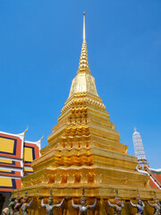 Fototapeta premium Goldene Stupa Palast Bangkok Thailand