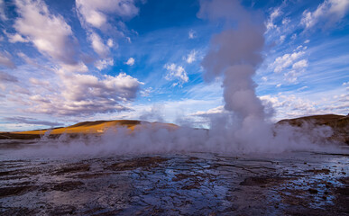 Gran Columna de vapor del Campo geotérmico Geiser del Tatio, San Pedro de Atacama, Chile.