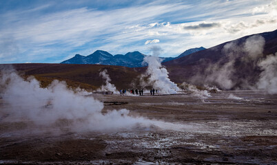Columnas de vapor del Campo geotérmico Geiser del Tatio al amanecer en San Pedro de Atacama, Chile.