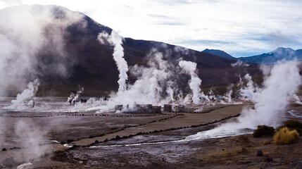 recorriendo las Columnas de vapor del Campo geotérmico Geiser del Tatio, San Pedro de Atacama, Chile.