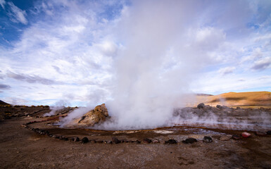 Columnas de vapor de agua del Campo geotérmico Geiser del Tatio, San Pedro de Atacama, Chile.