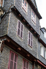 Morlaix. Façade de maison couverte de pierres naturelles. Finistère. Bretagne	